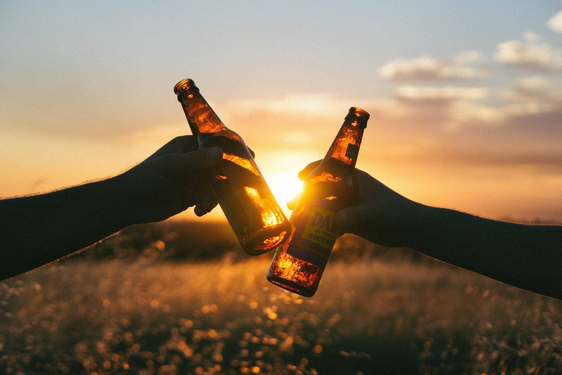 Ein Mann trinkt ein Glas Bier in der Bar