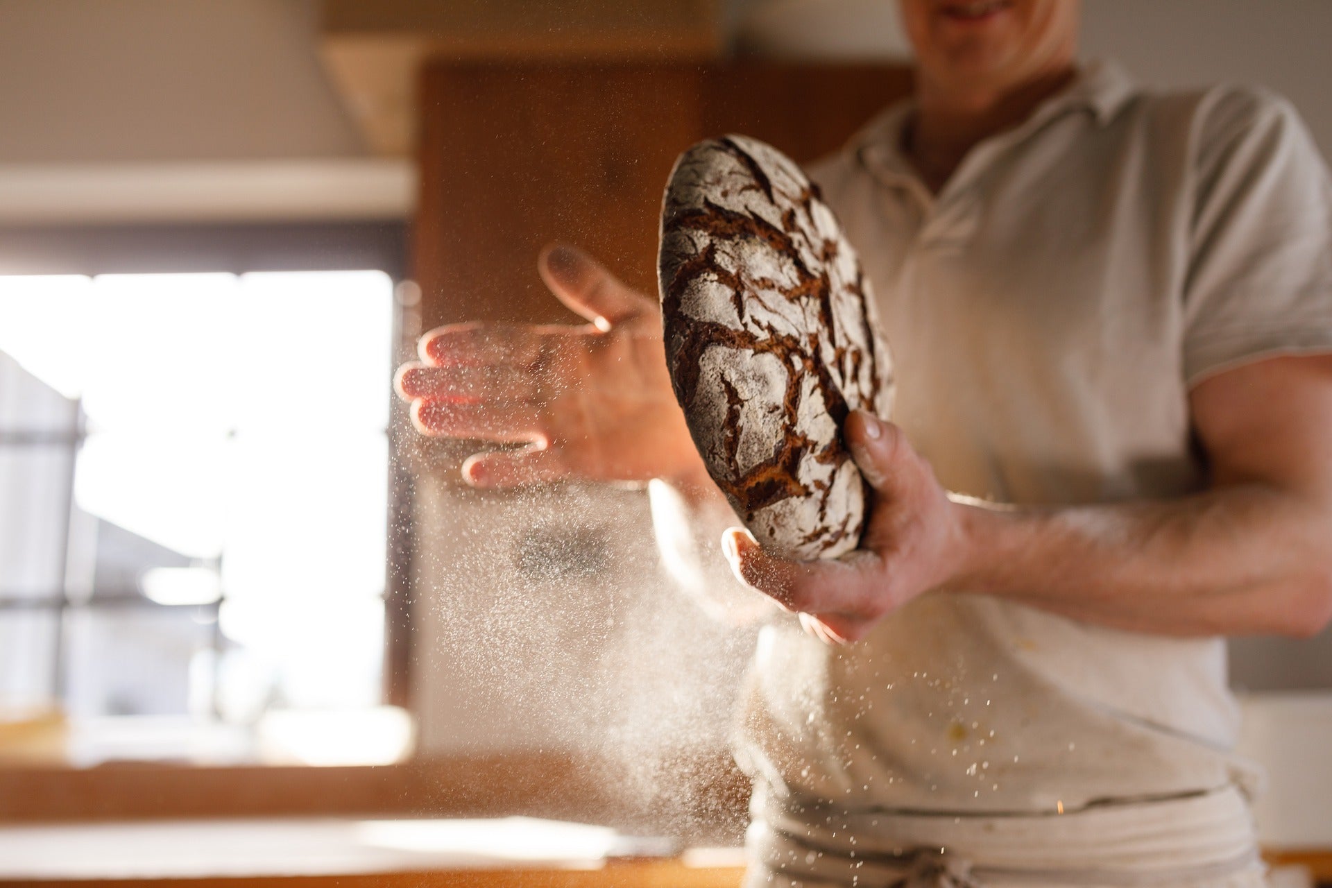 Bäcker_mit_Brotlaib_in_der_Hand