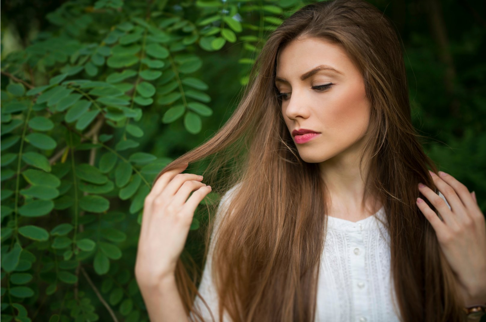 Zwei Damen liegen auf der Ladefläche eines Jeeps, lange Haare hängen zu Boden