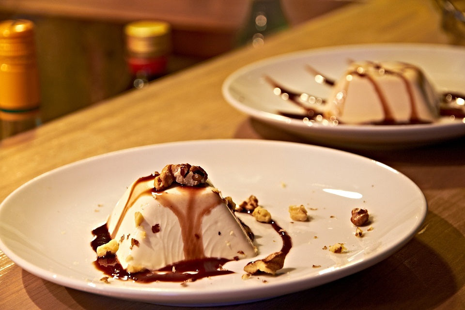 Pudding & Dessert angerichtet auf einem weißen Teller