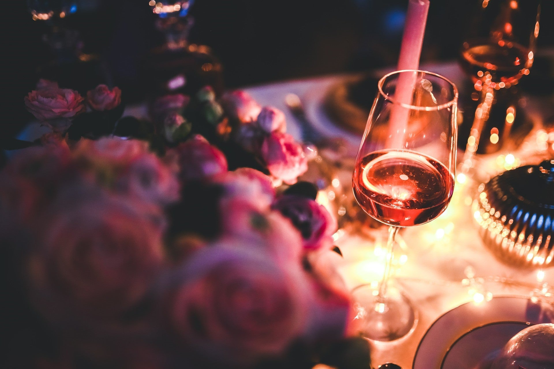 Triangulär angeordnete Weingläser, gefüllt mir Rosé