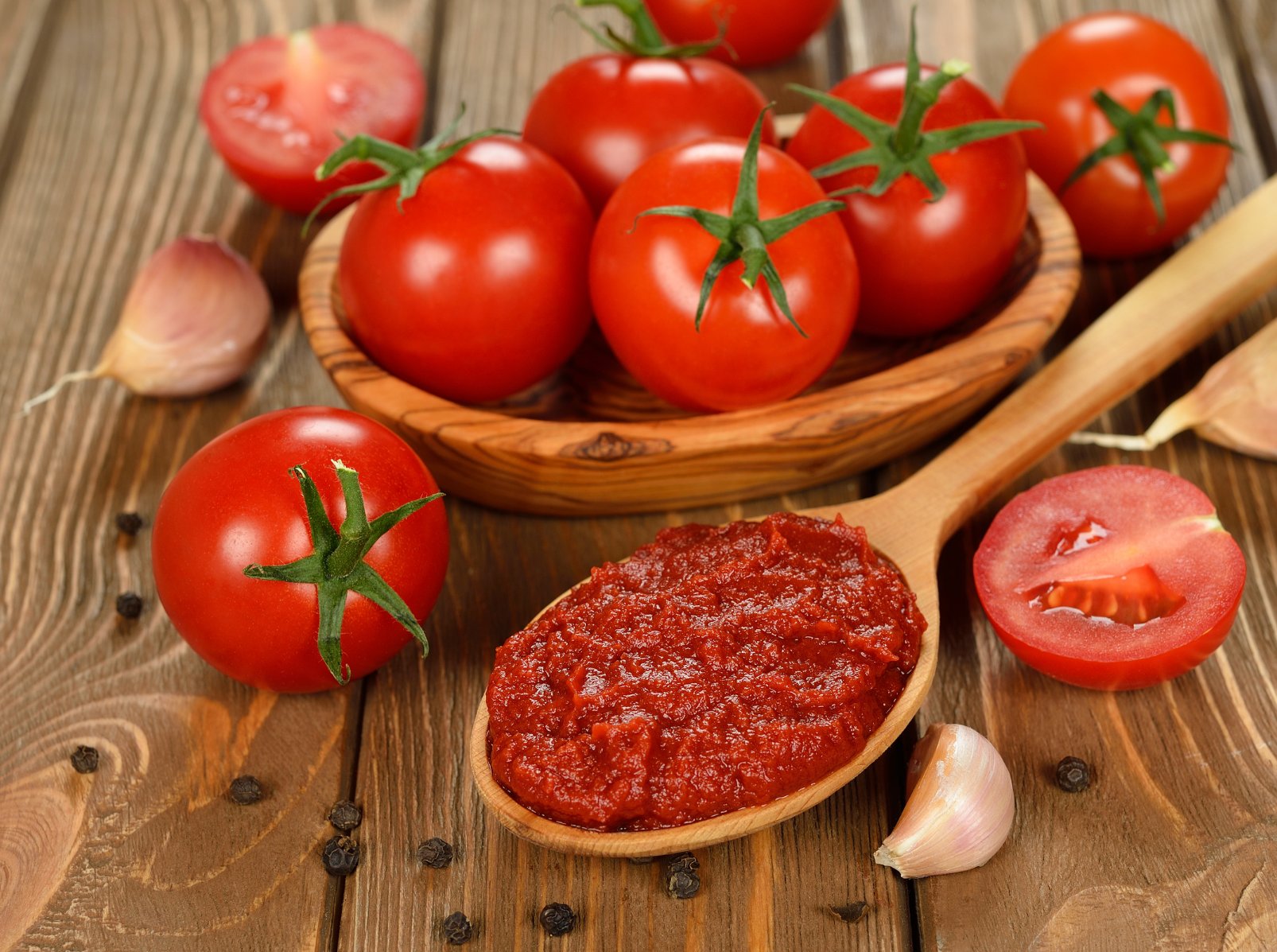 Tomaten in einer weißen Schale die in einer Handflache liegt