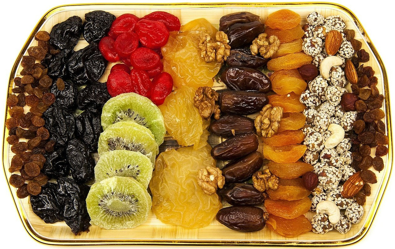 verscheidene Trockenfrüchte, Rosinen, Preiselbeeren, Äpfel, Birnen