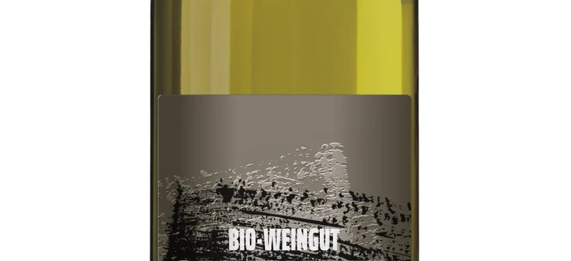 Das Bild zeigt eine grüne Weinflasche mit der Aufschrift "BIO-WEINGUT OPPENAUER" auf dem Etikett. Der Wein ist Weißwein, da die Flasche eine helle, transparente Farbe hat. Die Flasche hat einen silbernen Schraubverschluss. Das Etikett ist überwiegend dunkel mit weißer und silberner Schrift.